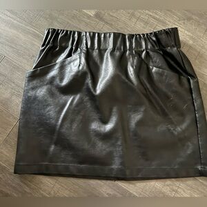 Black leather skirt with pockets